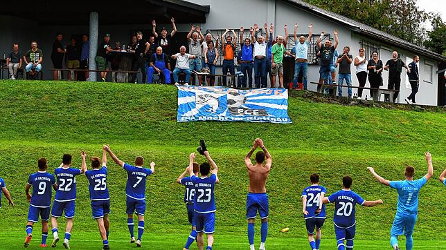 Erleicherter Jubel beim Spitzenreiter: Der FC Erzingen ließ sich nach dem 2:1 gegen Verfolger SG Mettingen/Krenkingen von den Anhängern ...