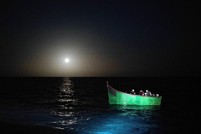 Im Morgengrauen bei ruhiger See entdeckte die Crew der Marwa das manövrierunfähige Boot der Flüchtenden.
