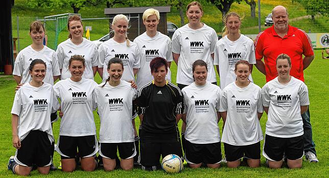 Meister im Sommer 2013: Nach einem Sieg in Eschbach stand der FC Bergalingen als Meister. Mit Tamara Banholzer (vorn, rechts) bildeten ...