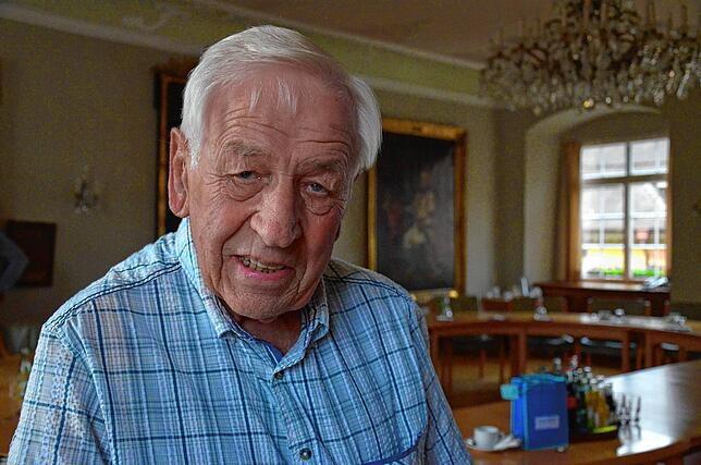 Paul Müller aus Neufrach berichtet im Meersburger Rathaus von seinen Erfahrungen mit dem Linzgau-Shuttle. Manfred Lucha und Reinhard ...