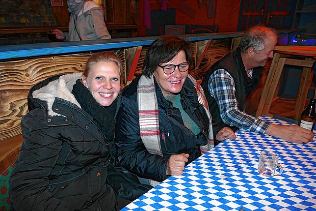 Bild 4: Gäste feiern Après-Ski-Party im Gasthaus „Löwen“ zur Musik von DJ Aleks. Hüttengaudi ist ein Hit.