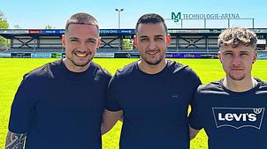 Die FC 08-Neuzugänge Fabio Pfeifhofer (links) und Kevin Müller (rechts) mit dem Geschäftsführer und sportlichen Leiter Marcel Yahyaijan.