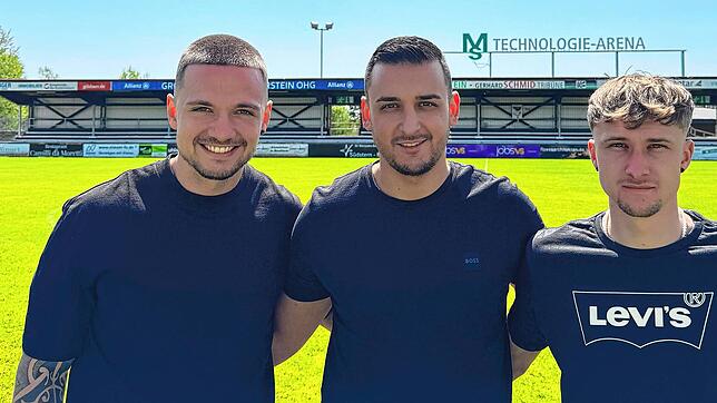 Die FC 08-Neuzugänge Fabio Pfeifhofer (links) und Kevin Müller (rechts) mit dem Geschäftsführer und sportlichen Leiter Marcel Yahyaijan.