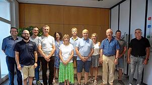 Bürgermeister Jan Albicker und Björn Heide vom DRK (von links) mit den geehrten Blutspendern Simon Fehrenbacher, Rudi Gamp, Silvia Ebi, ...