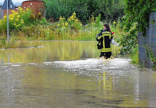 Waten im Überschwemmungsgebiet im Juni 2024.