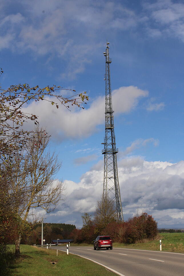 Dieser hohe Mobilfunkmast steht in der Nähe vom Hüttenbühl außerhalb der Ortsgrenze von Herdwangen. In Großschönach gibt es bislang ...
