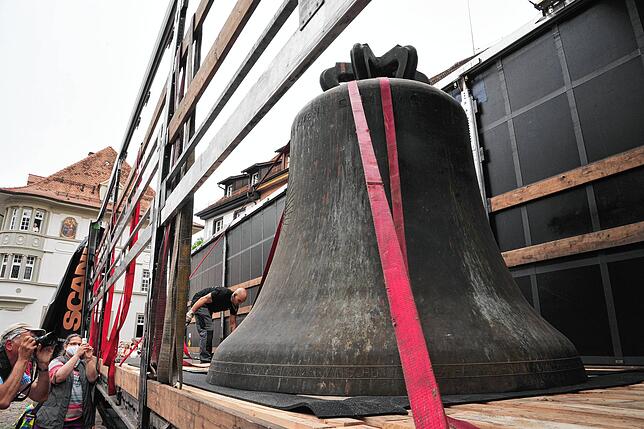 Bild 30: Eine spektakuläre Aktion: Die Münsterglocke wird in einer millimetergenauen Präzisionsarbeit aus dem Turm gehievt, zahlreiche Besucher schauen zu