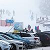 Menschen stehen im dichten Nebel nahe dem Skilift am Haldenköpfle in Oberried, der Parkplatz vor der geschlossenen Liftanlage ist voll. ...