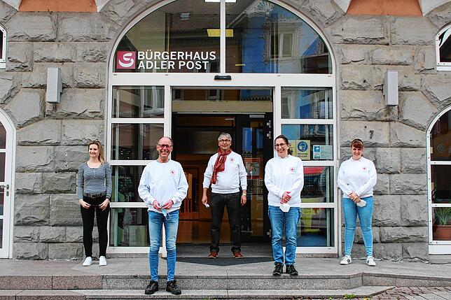 Nina Mattes von der Stadt Stockach sowie Uli Äschbach, Manfred Jüppner, Christa Riffler und Larissa Auer vom DRK Ortsverein Stockach ...