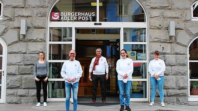 Nina Mattes von der Stadt Stockach sowie Uli Äschbach, Manfred Jüppner, Christa Riffler und Larissa Auer vom DRK Ortsverein Stockach ...