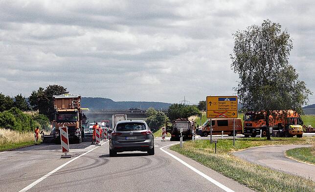 Am Montag wird die Fahrbahn der B 31 an der Abzweigung in Richtung Pfohren und Neudingen repariert. Auf- und Abfahrt zur Bundesstraße ...