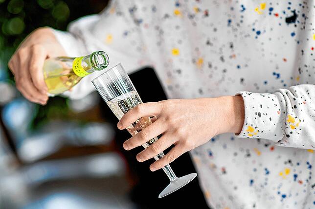 Alkohol gehört für viele zu einer Feierlichkeit dazu. Aber Achtung: Bei einer Weihnachtsfeier sollte man ihn in Maßen genießen!