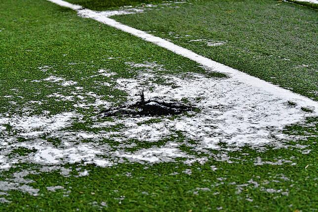 Bild 6: Brandlöcher und verschmorte Plastikhalme