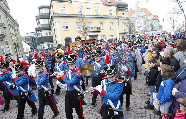 Die Donaueschinger Stadtkapelle ist zur Fasnet in der Stadt unterwegs, schon bald laufen die Musiker durch die Vatikanischen Gärten.