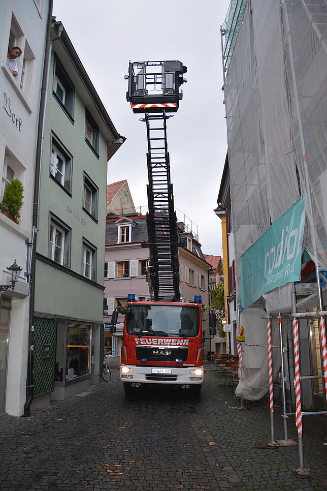 Die kleine Drehleiter braucht nur wenig Platz. Blitzschnell ist die 19 Meter lange ausgefahren.