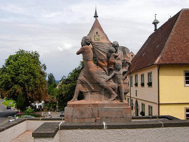 Das Kriegerdenkmal ließ der Nazi-Bürgermeister 1939 in der Sichtachse des Münsters errichten – eine Kampfansage an die katholische ...