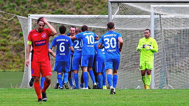 Der Hegauer FV bejubelt das 2:0, Bad Dürrheim lässt die Köpfe hängen.