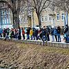Knapp 300 Menschen bildeten vergangene Woche von der Schützenbrücke bis zur Irmabrücke beiderseits der Brigach eine Menschenkette, die ...