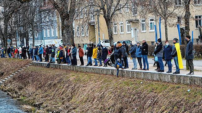 Knapp 300 Menschen bildeten vergangene Woche von der Schützenbrücke bis zur Irmabrücke beiderseits der Brigach eine Menschenkette, die ...