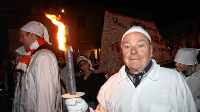 Bild 16: Schmotziger Dunschtig: Ho Narro! Im Schlafgewand geht&lsquo;s durch die Altstadt