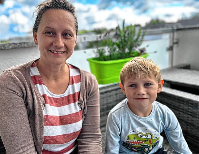 Mika Krämer und seine Mutter Nathalie. Der Sechsjährige fand die Übernachtung im Wald „richtig cool“.