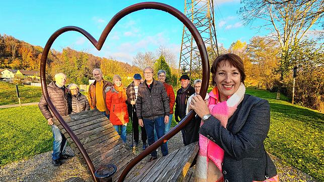 Eine paar zufriedene Bürger spazierten mit Bürgermeisterin Christine Trautwein-Domschat am Rhein entlang. Gemeinsam reifte die ...