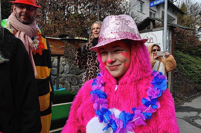 Bild 2: Narrenzunft Bitzenhofen trommelt unzählige Menschen am Festplatz in Bitzenhofen zusammen - das sind die Bilder