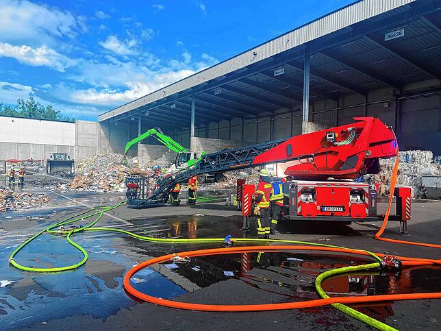 Die Singener Feuerwehr war bei einem Brand im Kompostwerk mit großem Gerät im Einsatz.
