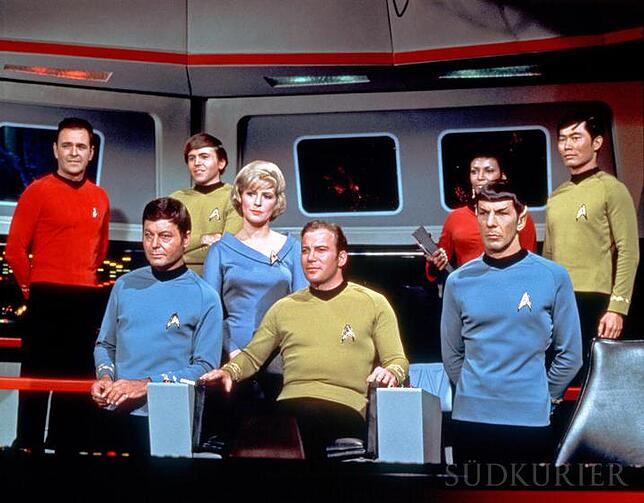 Feiert 50-jähriges Jubiläum: die Besatzung der Enterprise auf der Kommandobrücke. Foto: TM & 2016 CBS Studios Inc. STAR TREK and related ...