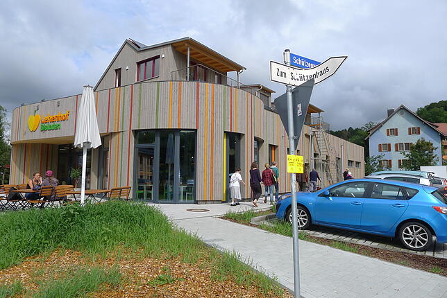 Weil Lastwagen bis zur Brückenbaustelle vorfahren und dort wenden müssen, wurde das Hinweisschild zum Schützenhaus in Mitleidenschaft ...