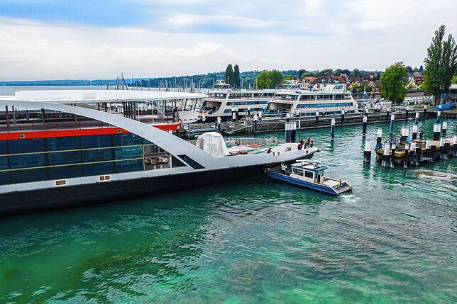 Vorsichtig wird der Rohbau in den Staader Hafen manövriert.