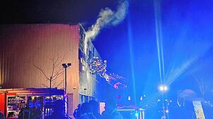 Eine Werkstatthalle in der Robert-Gerwig-Straße im Donaueschinger Gewerbegebiet brennt am Dienstagabend.