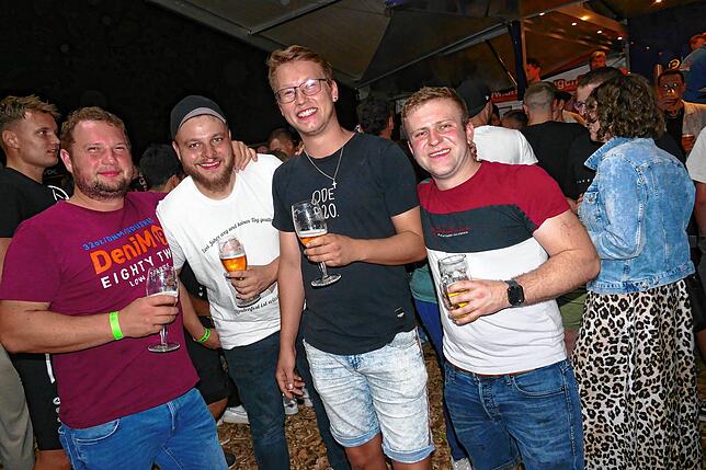 Bild 12: Auf der Kuppe des Bergs geht am zweiten Festtag mit einem „Gehörsturz“ aus Tirol die Party ab!