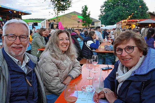 Bild 14: Gute Stimmung beim Auftakt des Weinfests in Bermatingen
