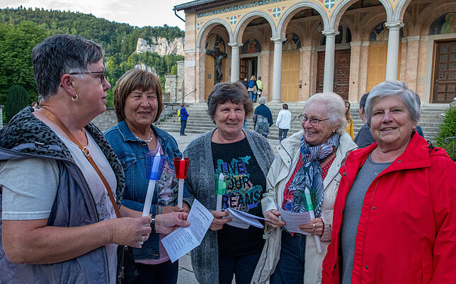 Sie haben sich im Klosterladen der Abteikirche mit Kerzen eingedeckt: Hilde Siber, Christa Alber, Anna Schwanz, Antonia Horn, und Maria ...