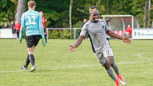 Diebische Freude nach einem seiner vielen Treffer: Torjäger Jallow Saja vom FC Pfaffenweiler. Bild: Joachim Klein