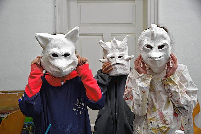 Johanna, David und Lotta (von links) mit ihren noch unfertigen Masken
