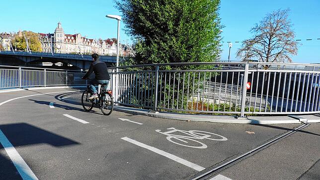 (Archivbild) Auf der Fahrbahn der sanierten Fahrradspindel am Rheintorturm haben sich Wellen im Belag gebildet.
