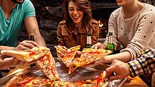 Kleine Pizza-Orgie: einfach zugreifen und genießen oder abwägen, wie viele Stücke man sich gönnen kann?