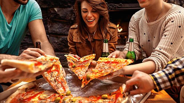 Kleine Pizza-Orgie: einfach zugreifen und genießen oder abwägen, wie viele Stücke man sich gönnen kann?