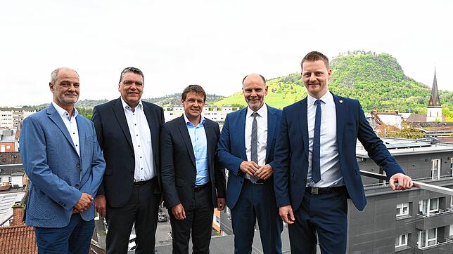Planen die Zukunft der Sparkasse Hegau-Bodensee: (von links) Hartmut Hoch, Vorsitzender des Personalrates und Mitglied des ...