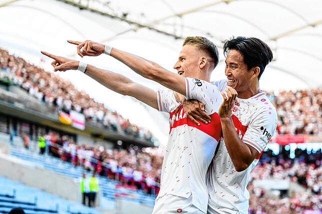 Stuttgarts Chris Führich (links) bejubelt mit Woo-yeong Jeong seinen Treffer zum 1:0.
