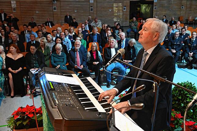 Bürgermeisterstellvertreter Werner Gaiser setzte sich für ein emotionales selbstgeschriebenes Abschiedslied ans Klavier.