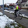 Sonja Reinwald vom gleichnamigen Salemer Fahrradladen zeigt auf, wie sich Radler für den Winter rüsten können.