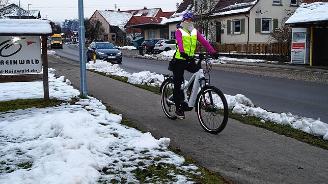 Sonja Reinwald vom gleichnamigen Salemer Fahrradladen zeigt auf, wie sich Radler für den Winter rüsten können.