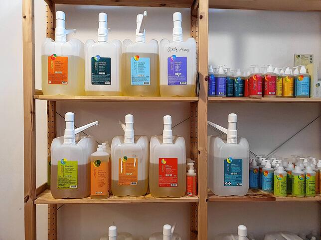 Waschmittel, Seife oder Shampoo hält Heidi Pohl für die größten Plastikmüllverursacher. In ihrem Geschäft konnte man die Produkte aus ...