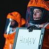 Louise Banks (Amy Adams) nimmt in &bdquo;Arrival&ldquo; ersten Kontakt zur Besatzung des Raumschiffs auf.