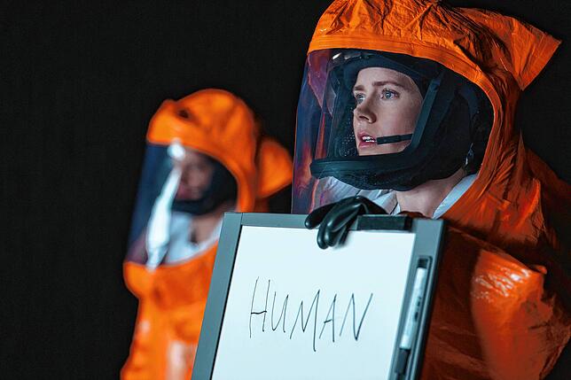 Louise Banks (Amy Adams) nimmt in „Arrival“ ersten Kontakt zur Besatzung des Raumschiffs auf.