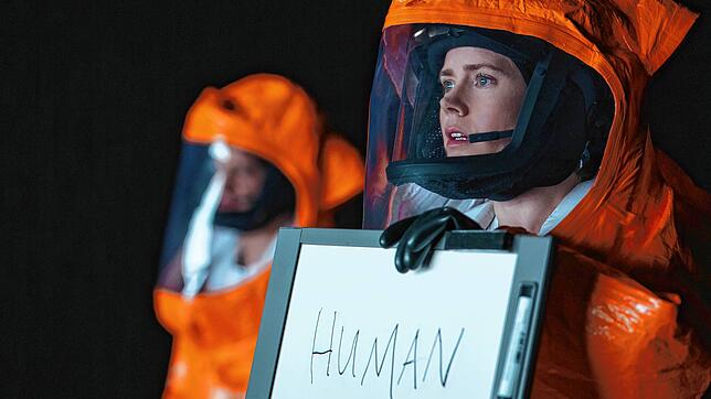 Louise Banks (Amy Adams) nimmt in &bdquo;Arrival&ldquo; ersten Kontakt zur Besatzung des Raumschiffs auf.