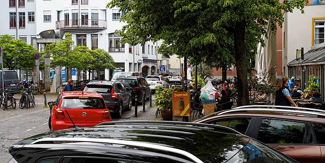 Vor dem Parkhaus Fischmarkt stehen die Autos Schlange, denn auch hier gibt es seit dem Vormittag keinen freien Parkplatz mehr. Wer rein ...